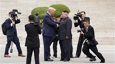 Historický moment. Americký prezident Donald Trump si potásá rukou s lídrem...
