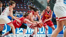 eská basketbalistka Tereza Vyoralová v souboji proti erné Hoe.