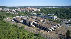 Nová budova SOB sází na ekologii a nenápadnost.