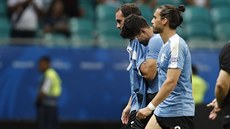 Luis Suárez z Uruguaye (uprostřed) opouští hřiště v slzách, jeho země na Copa...