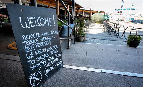 Cedule upozoruje na nový zákaz kouení ped restauracemi ve védsku. (1....