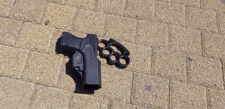 Muž ozbrojený boxerem a plynovou pistolí ohrožoval v Plzni kolemjdoucí.