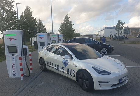 Tesla Model 3 Long Range AWD u nabíjeky Ionity bhem závodu.