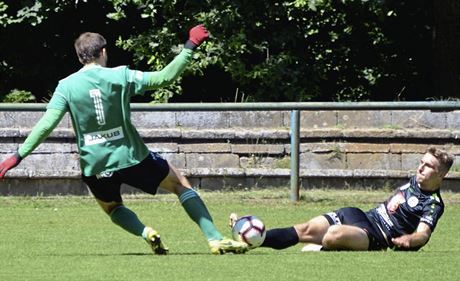 Hradecký útoník Jakub ípek (vpravo) sice v této anci varnsdorfského brankáe...