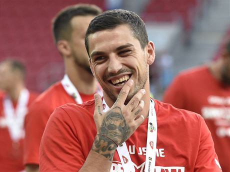 Nicolae Stanciu ze Slavie slaví s týmem titul v esko-slovenském Superpoháru.