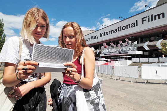 Návtvníci 54. roníku Mezinárodního filmového festivalu Karlovy Vary ped...