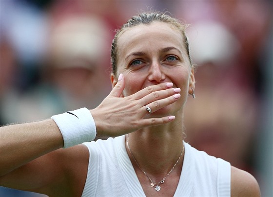 eská tenistka Petra Kvitová slaví postup do osmifinále Wimbledonu.