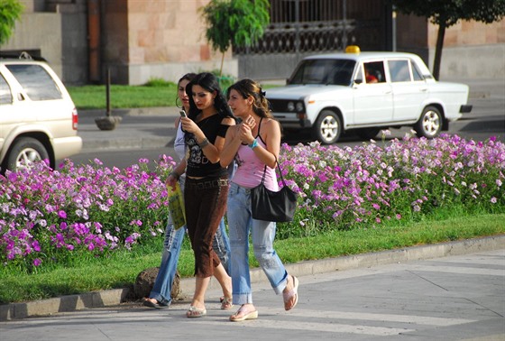 eny na procházce v arménském Jerevanu.