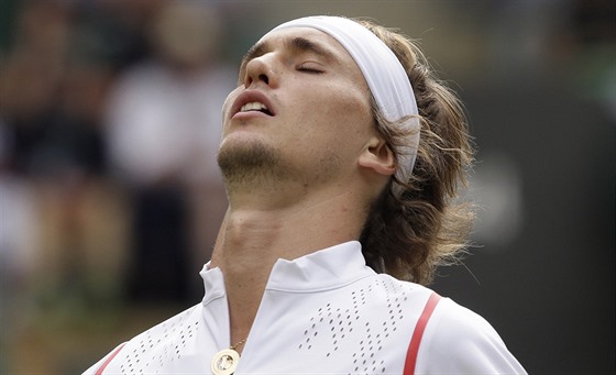 Nmec Alexander Zverev se diví v prvním kole Wimbledonu.