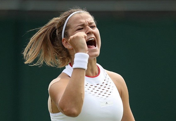 Karolína Muchová se raduje z postupu do osmifinále Wimbledonu.