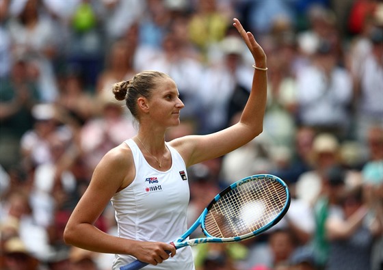 Karolína Plíková se raduje z postupu do osmifinále Wimbledonu.