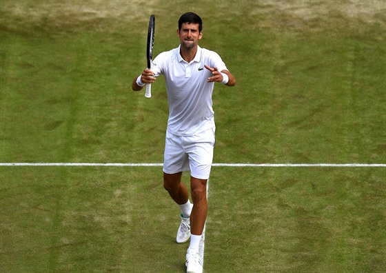 Srb Novak Djokovi se raduje z postupu do osmifinále Wimbledonu.