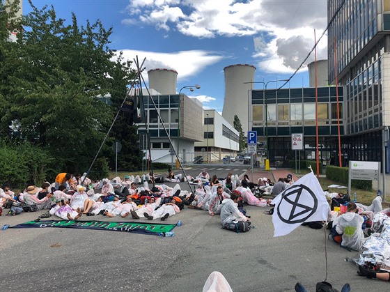 Demonstranti protestují proti zneitní, které zpsobuje uhelná elektrárna...