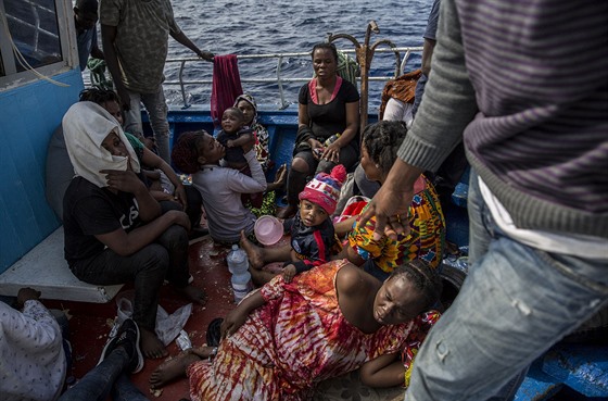 Migranti odpoívající na lodi, která míí na italský ostrov Lampedusa. (30....