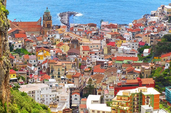 Neotelý pohled na Amalfi z vnitrozemí. Abyste si jej uili, bude vás to stát...