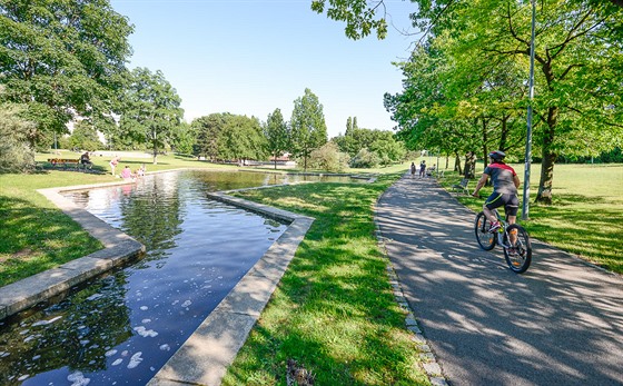 Park Pátelství na Proseku je unikátní nejdelí vodní soustavou v Praze.