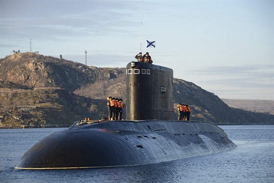 Ruská ponorka popluje oblastí, kde NATO cvičí protiponorkový boj - iDNES.cz
