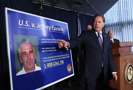 Newyorský advokát Geoffrey Berman ukazuje na fotografii Jeffreyho Epsteina...