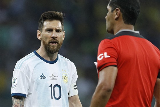 Natvaný Lionel Messi se vyítav dívá na ekvádorského rozhodího Roddyho...