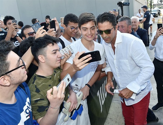 Italský fotbalový branká Gianluigi Buffon se fotí s fanouky ped svým...