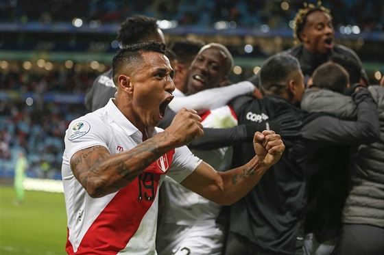 PERUÁNSKÁ RADOST. Fotbalista Victor Yoshimar Yotún slaví postup Peru do finále...