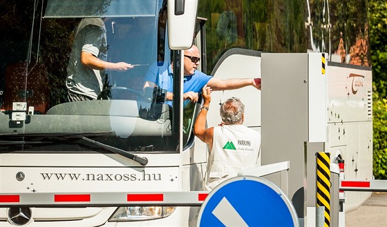 eský Krumlov za první msíc vybral na poplatcích za vjezd autobus s turisty...