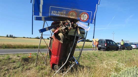 Auto tiadvacetileté idiky skonilo na dálkov návsti.