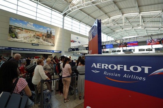 Klienti ruského Aeroflotu ekají na odbavení na ruzyském letiti. (2. 7. 2019)