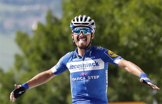 ZA TRIUMFEM I LUTÝM DRESEM. Julien Alaphilippe triumfoval ve tetí etap Tour.