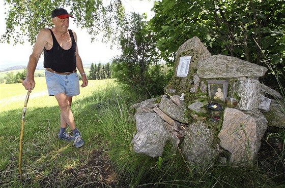 Hrdinové oblíbené Karafiátovy knihy mají svj pomník na vrchu Kamenice nad...