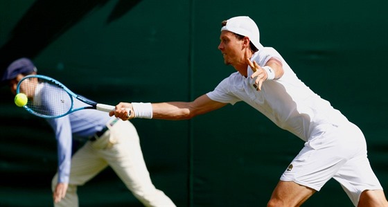 Tomá Berdych v prvním kole Wimbledonu.