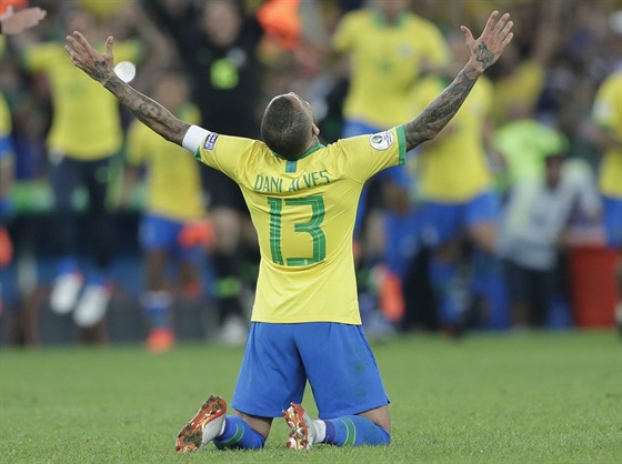 Brazilec Dani Alves slaví triumf ve finále jihoamerického ampionátu.