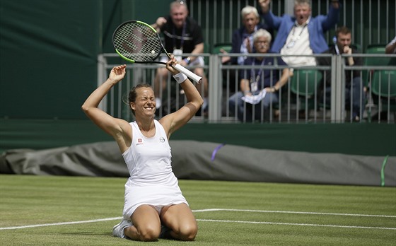Barbora Strýcová slaví vítzství v osmifinále Wimbledonu.