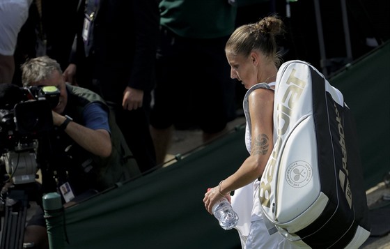 Zklamaná Karolína Plíková v osmifinále Wimbledonu.