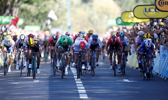 Dramatick fini tvrt etapy Tour de France. Pro vtzstv si jede Elia...