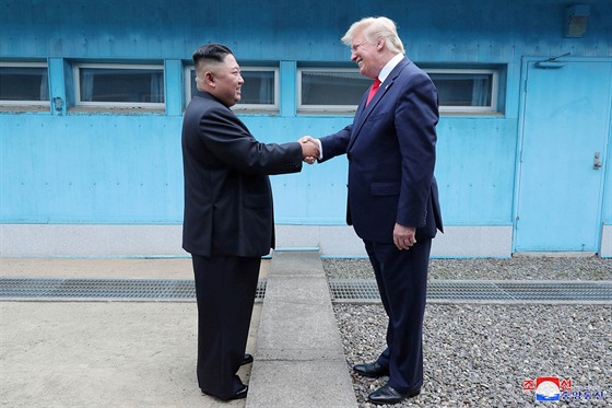 Americký prezident Donald Trump si potásá rukou se severokorejským vdcem Kim...