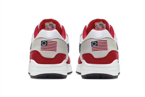 Údajn rasistické boty s pvodní vlajkou USA, které Nike po kritice Colina...