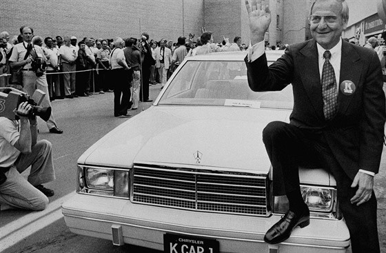 Lee Iacocca pózuje u vozu Chrysler Aries z projektu K-car, jen zachránil...