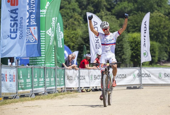 Tomá Viovský slaví triumf na bikemaratonu Drásal.