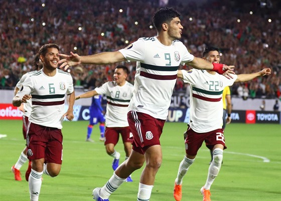 Mexický útoník Raul Jimenez slaví se spoluhrái trefu proti Haiti.