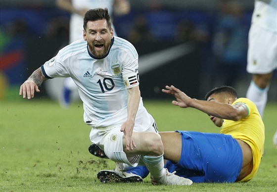 Argentinský kapitán Lionel Messi (vlevo) faulovaný Casemirem z Brazílie.