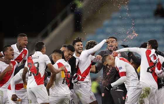Peruánští fotbalisté slaví postup do finále Copy America.