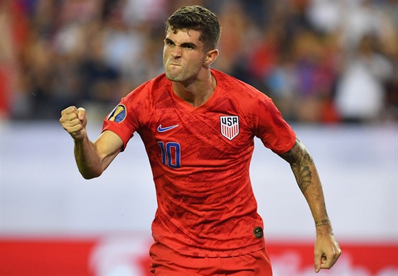 Americký fotbalista Christian Pulisic se raduje z gólu.