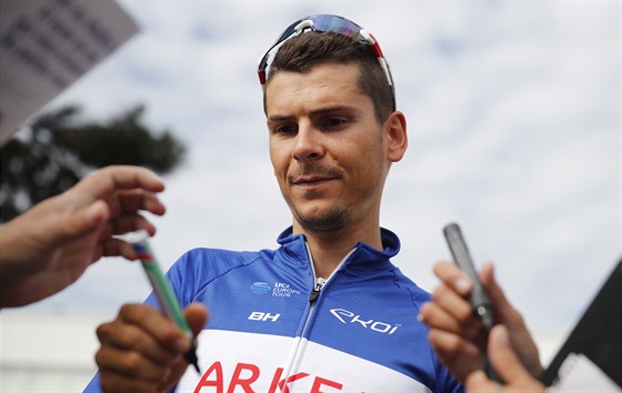 Warren Barguil se podepisuje fandm ped tréninkem na Tour.