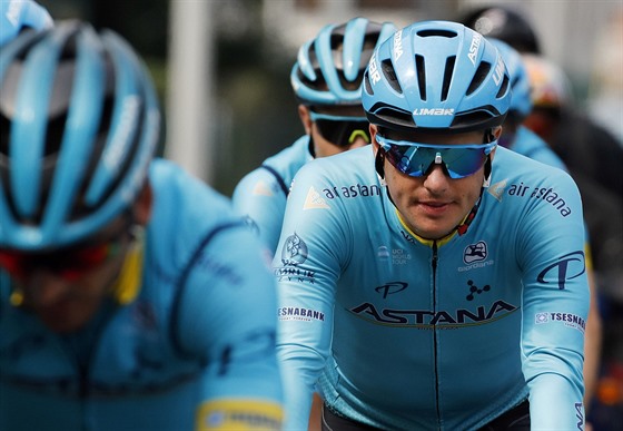 Jakob Fuglsang s kolegy z Astany pi tréninku na Tour