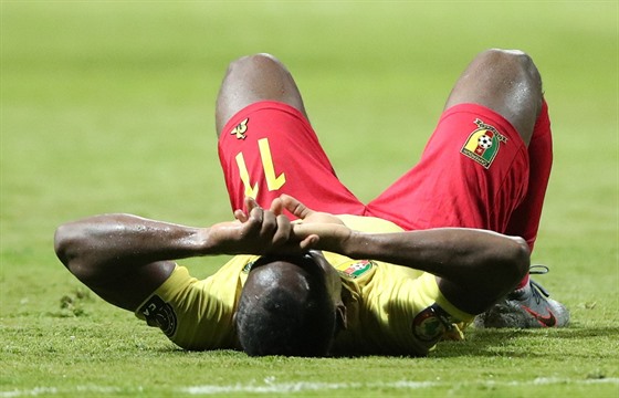Kamerunský fotbalista Christian Bassogog zklamaný z porážky