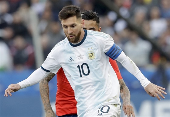 Argentinský kapitán Lionel Messi v duelu s Chile