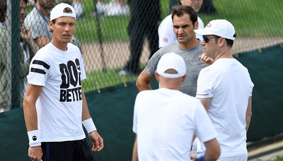 Tom Berdych (vlevo) a Roger Federer bhem trninku ve Wimbledonu