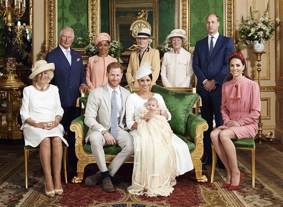 Britská královská rodina na křtinách syna Harryho a Meghan (2019)