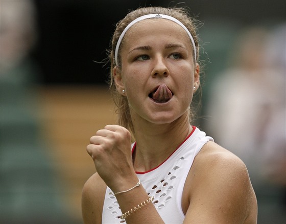 Vítzné gesto Karolíny Muchové ve tvrtfinále Wimbledonu.